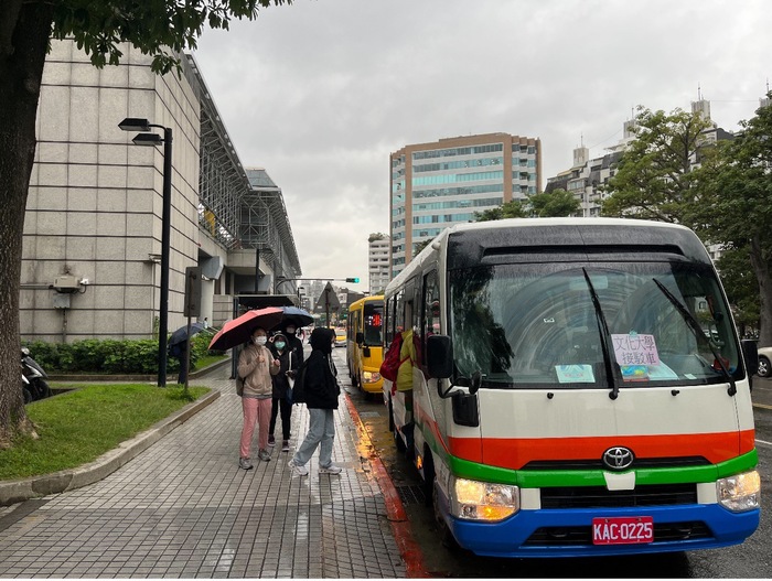 ■北投線專車開始行駛後，早晨排隊人潮斷。（攝｜林容卉）